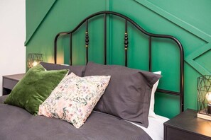 1 slaapkamer, een strijkplank/strijkijzer, wifi, beddengoed