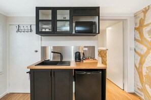 Een microgolfoven, een broodrooster, kookgerei, borden en bestek