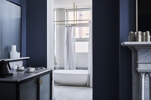 Deluxe Room, 1 King Bed, City View | Bathroom - Hotel Vera Ballarat (Ballarat)