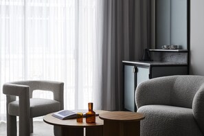 デラックス ルーム キングベッド 1 台 | ミニバー、防音設備、アイロン / アイロン台、WiFi (無料)