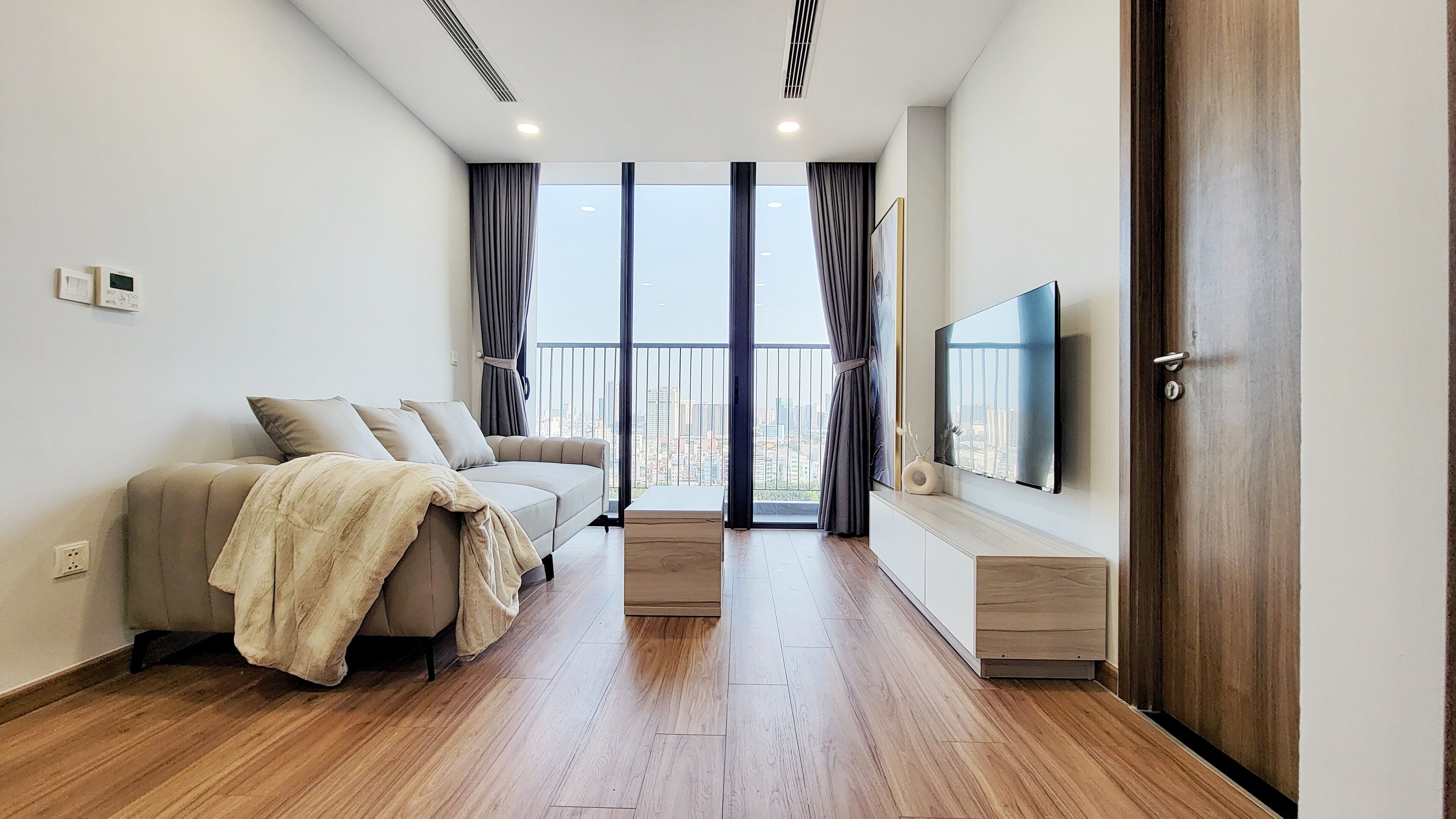 Deluxe Διαμέρισμα (Condo) (Deluxe H1623) | Περιοχή καθιστικού | Τηλεόραση Smart 55 ιντσών με ψηφιακά κανάλια, τηλεοράσεις