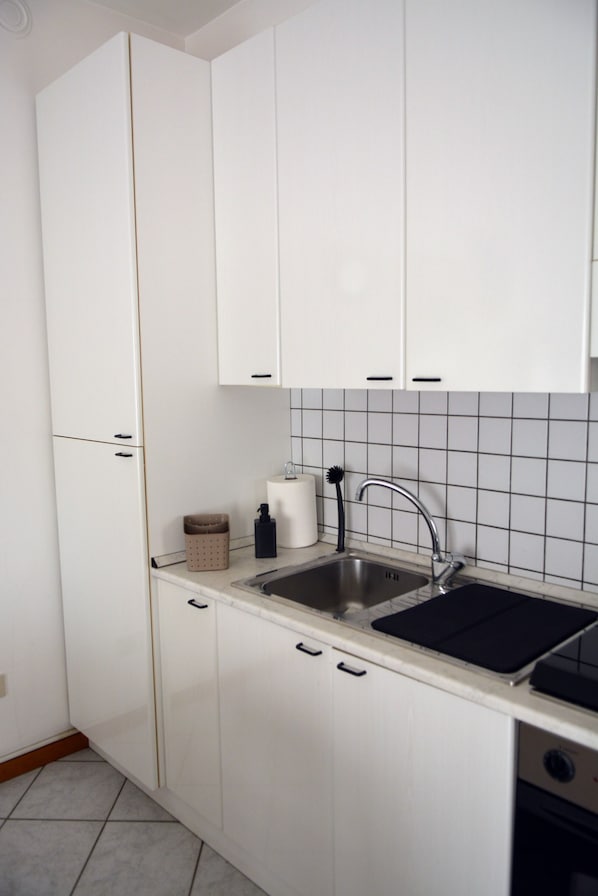 Kjøleskap, ovn, kaffetrakter/tekoker og vannkoker