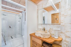Dusj, hårføner og håndklær