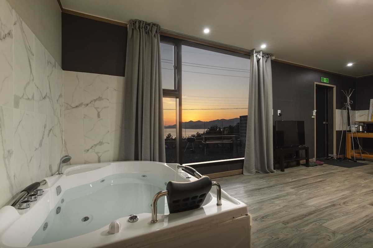 Deluxe Room - Room 101, Room 102 randomly assigned (spa bath available once a day) | 1 Schlafzimmer, kostenloses WLAN
