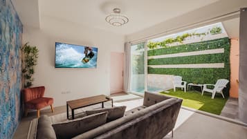 Loft, piscina particular | 1 quarto, escrivaninha, espaço de trabalho para notebook
