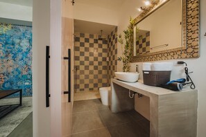 Shower, rainfall showerhead, hair dryer, towels - Privada Stays (Oranjestad)