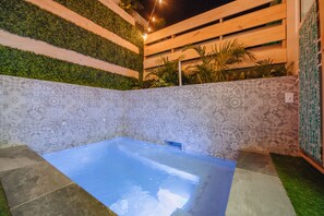 Outdoor pool - Privada Stays (Oranjestad)