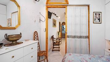 1 habitación, tabla de planchar con plancha, wifi gratis y ropa de cama