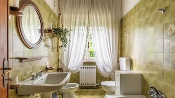 Badewanne, Haartrockner, Handtücher