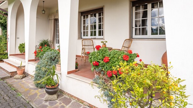 A covered porch with potted plants and chairs. - Holiday Apartment 'Tea Rose House' with Terrace, Shared Garden & Wi-Fi (Capannori)