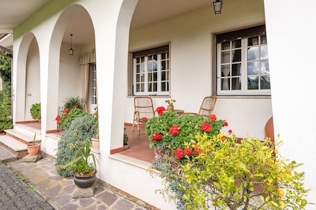 Exterior detail. Holiday Apartment 'Tea Rose House' with Terrace, Shared Garden & Wi-Fi