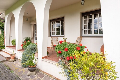Holiday Apartment 'Tea Rose House' with Terrace, Shared Garden & Wi-Fi