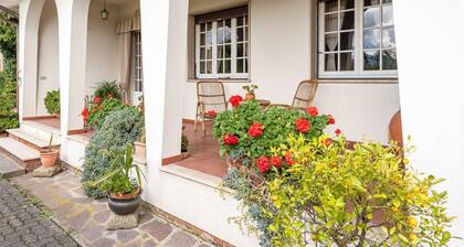 Holiday Apartment 'Tea Rose House' with Terrace, Shared Garden & Wi-Fi