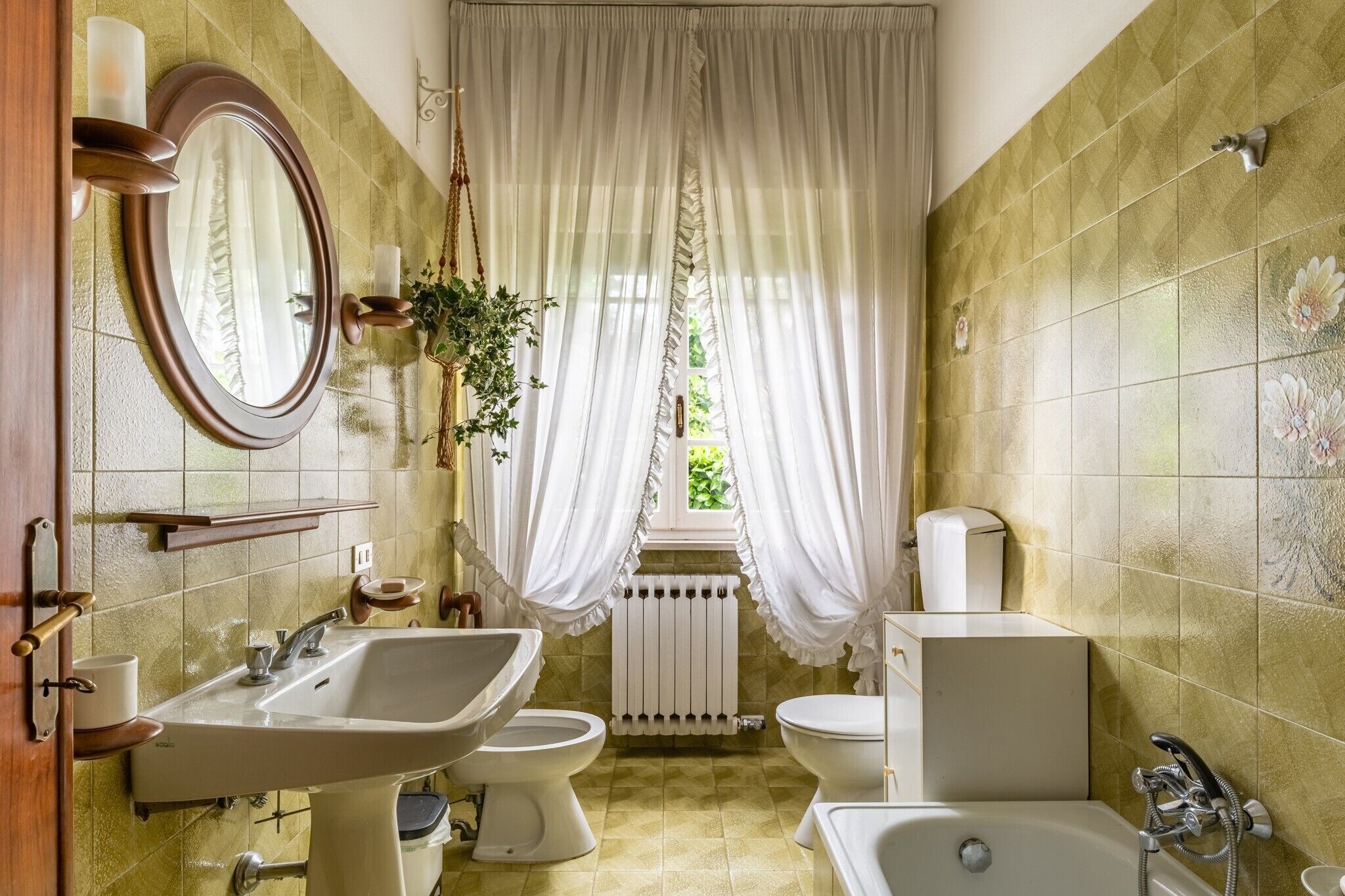 Bathtub, hair dryer, towels