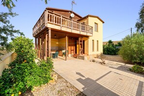 Terrace/patio - Chalet 'La Casa De Clara Y Roger' with Shared Terrace, Balcony and Wi-Fi (Sant Jaume d'Enveja)