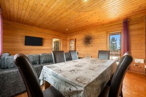 Dining - Chalet 'La Casa De Clara Y Roger' with Shared Terrace, Balcony and Wi-Fi (Sant Jaume d'Enveja)