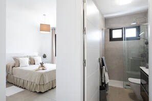 3 chambres, fer et planche à repasser, Wi-Fi gratuit, draps fournis