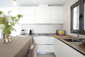 Réfrigérateur, micro-ondes, plaque de cuisson, lave-vaisselle