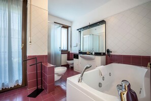 Bathtub, hair dryer, towels - Holiday Apartment "Holiday Speed" with Mountain View, Private Terrace & Wi-Fi (Arco)