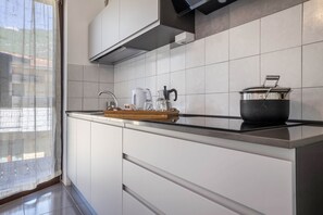 Réfrigérateur, micro-ondes, plaque de cuisson, cafetière/bouilloire
