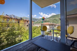 Outdoor dining - Holiday Apartment "Holiday Speed" with Mountain View, Private Terrace & Wi-Fi (Arco)