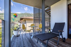 Outdoor dining - Holiday Apartment "Holiday Speed" with Mountain View, Private Terrace & Wi-Fi (Arco)