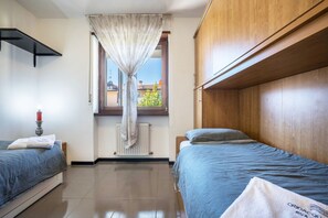 2 bedrooms, free WiFi, bed sheets - Holiday Apartment "Holiday Speed" with Mountain View, Private Terrace & Wi-Fi (Arco)