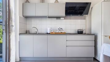 Frigorifero, microonde, piano cottura, macchina per tè/caffè