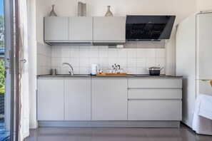 Refrigerador, microondas, placa de cocina, cafetera/tetera