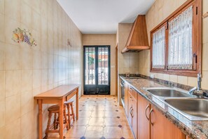 Kühlschrank, Mikrowelle, Herdplatte, Wasserkocher mit Kaffee-/Teezubehör