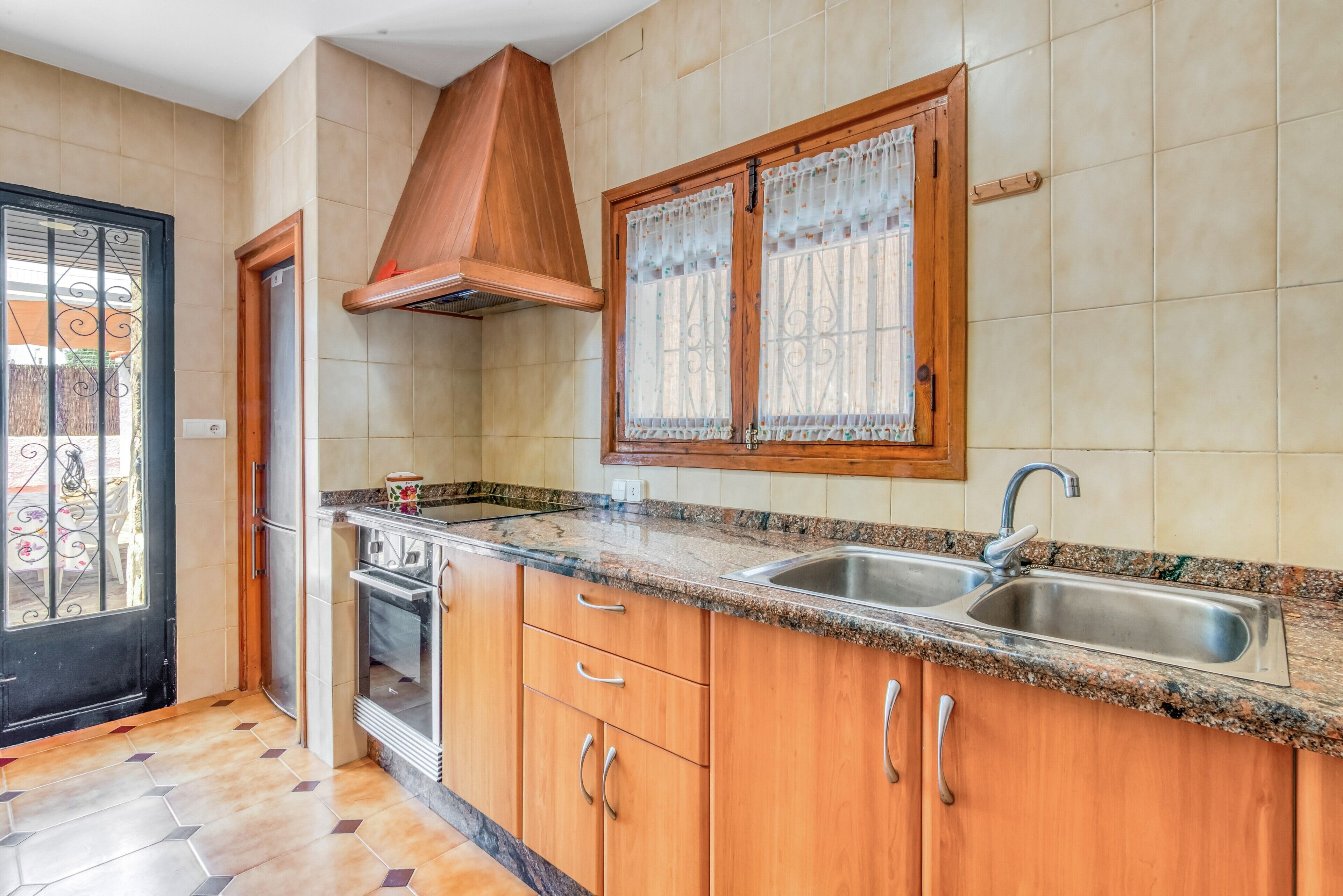 Kühlschrank, Mikrowelle, Herdplatte, Wasserkocher mit Kaffee-/Teezubehör