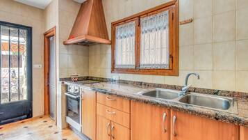 Kühlschrank, Mikrowelle, Herdplatte, Wasserkocher mit Kaffee-/Teezubehör