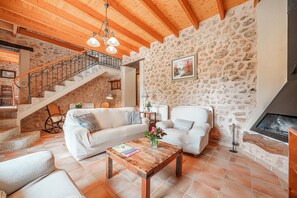 TV, fireplace - Sa Sort Alaró – Charming House with Pool and Mountain Views (Alaró)