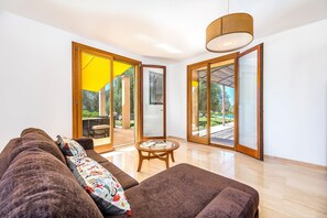 TV, fireplace, ping pong - Villa 'Los Hibiscus' with Mountain View, Wi-Fi and Air Conditioning (Felanitx)