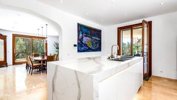 Een koelkast, een magnetron, een oven, een kookplaat