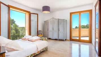 5 bedrooms, iron/ironing board, free WiFi, bed sheets