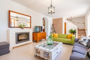 TV, lareira, mesa de pingue-pongue