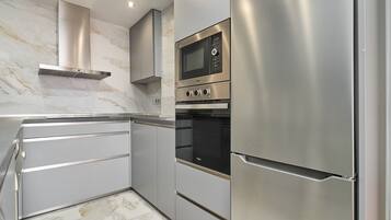 Frigorifero, microonde, forno, piano cottura
