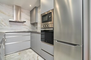 Fridge, microwave, oven, stovetop - Holiday Home 'Casa Vistamar' with Sea Views, Private Pool and Wi-Fi (Almuñecar)