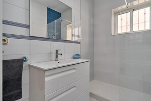 Shower, hair dryer, towels - Holiday Home 'Casa Vistamar' with Sea Views, Private Pool and Wi-Fi (Almuñecar)