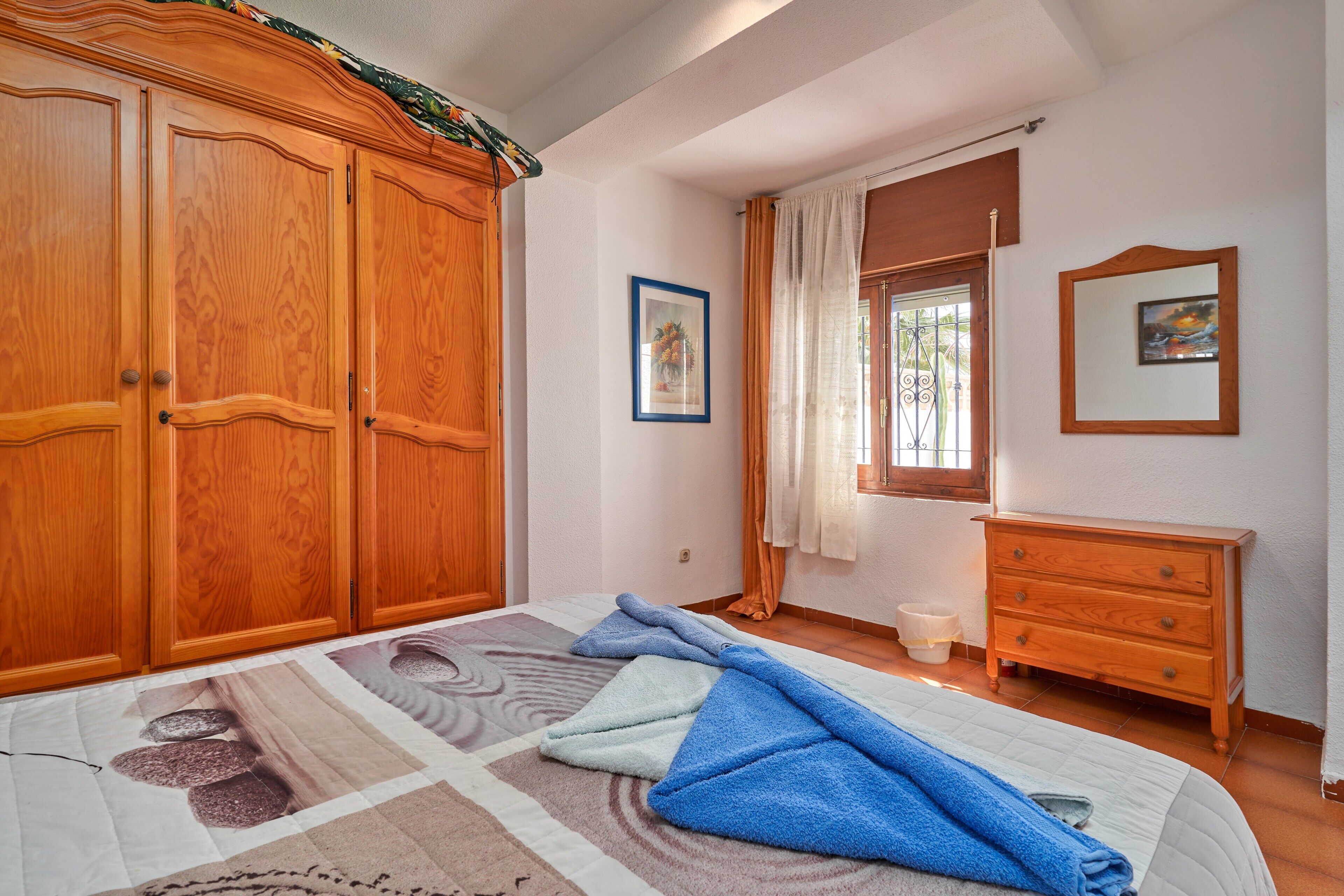 3 slaapkamers, een strijkplank/strijkijzer, gratis wifi, beddengoed