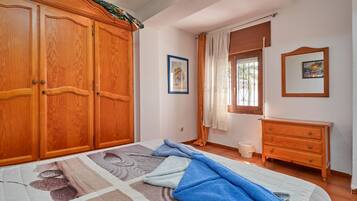 3 slaapkamers, een strijkplank/strijkijzer, gratis wifi, beddengoed