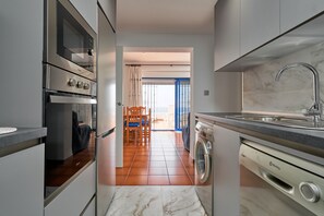 Frigorífico, microondas, horno y placa de cocina