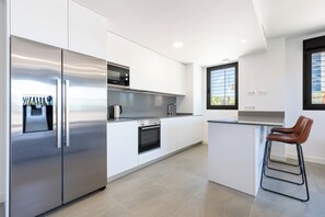 冰箱、微波炉、烤箱、炉灶