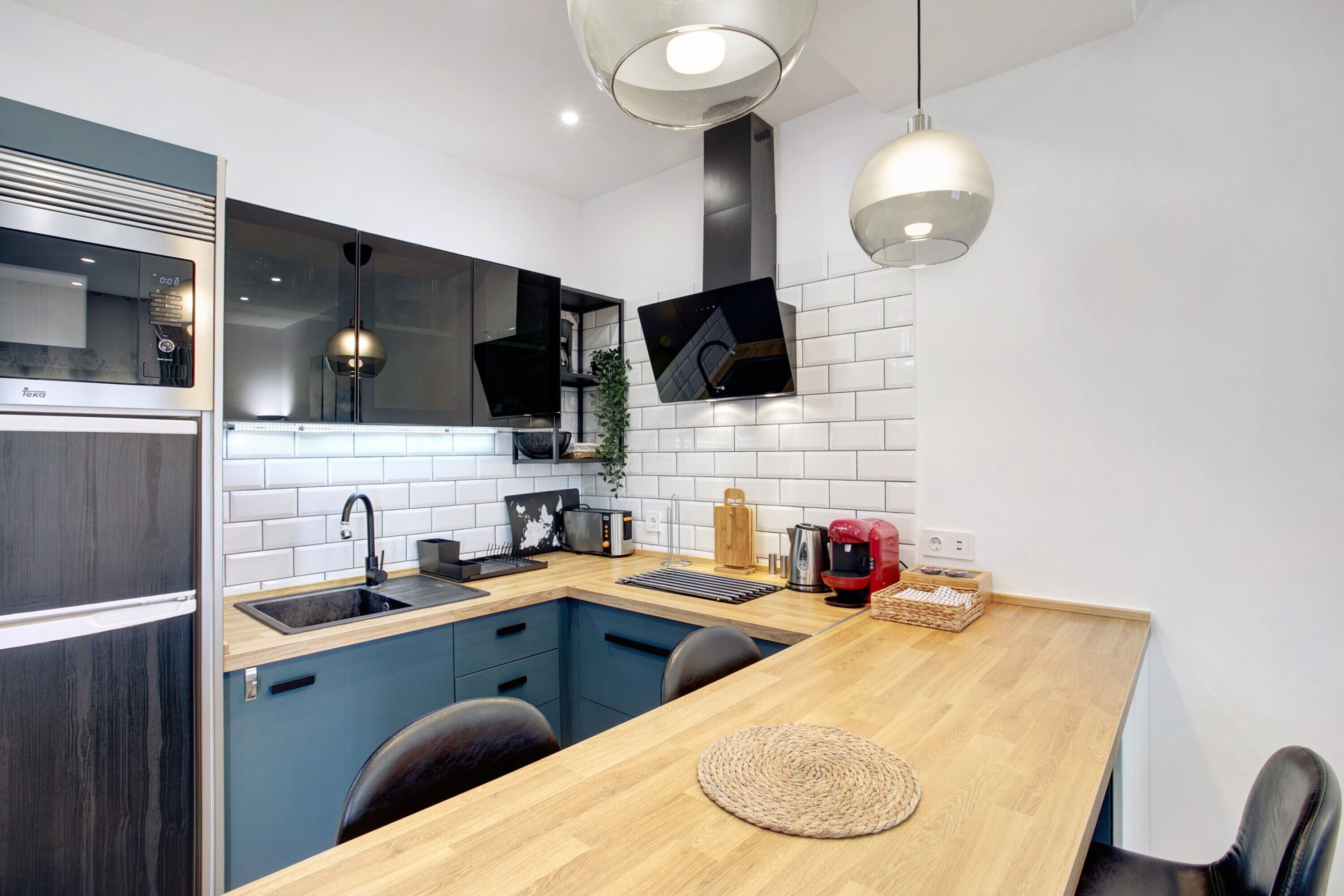 Réfrigérateur, micro-ondes, plaque de cuisson, cafetière/bouilloire