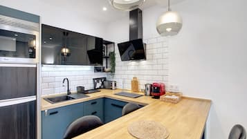 Réfrigérateur, micro-ondes, plaque de cuisson, cafetiÚre/bouilloire