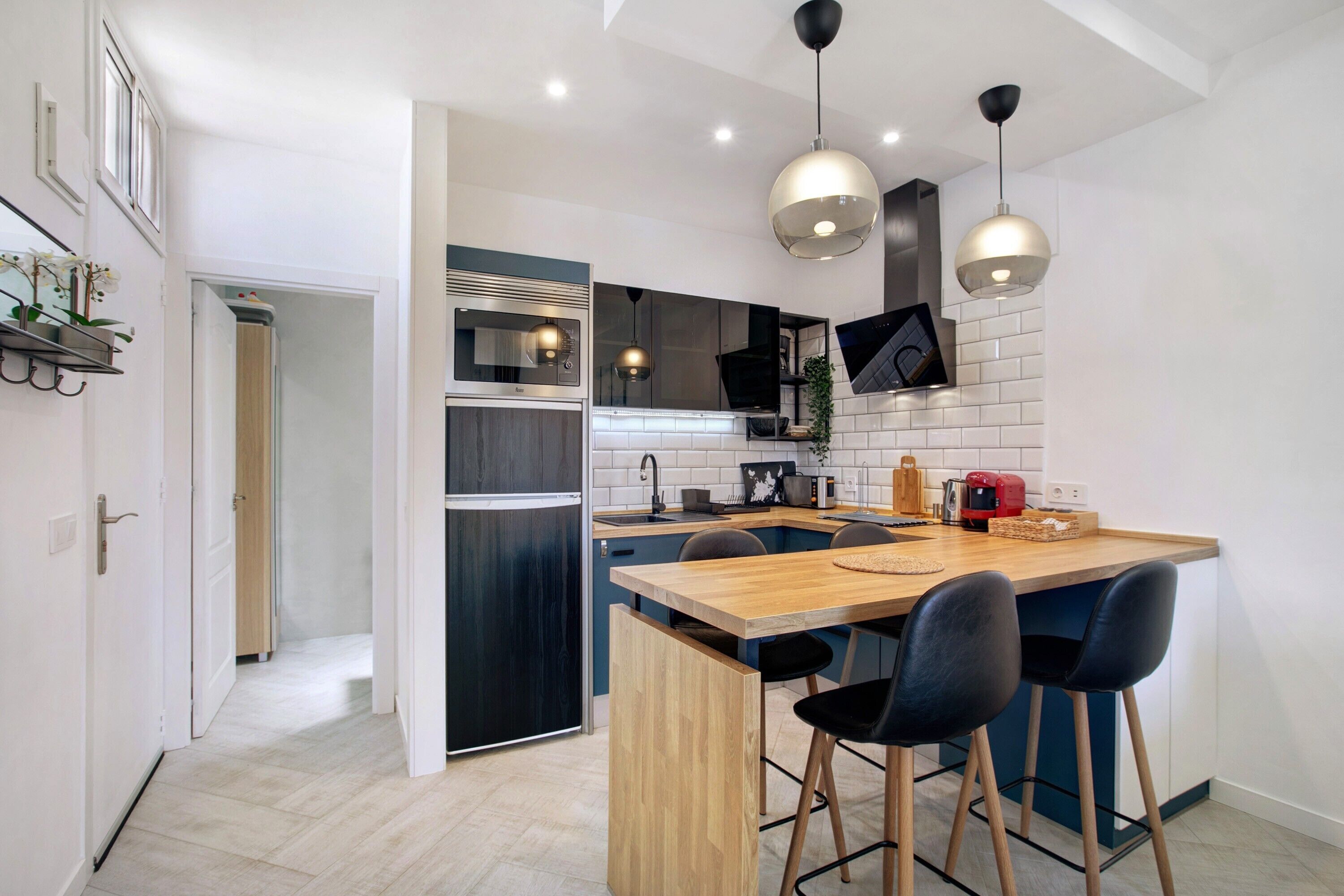 Kühlschrank, Mikrowelle, Herdplatte, Wasserkocher mit Kaffee-/Teezubehör