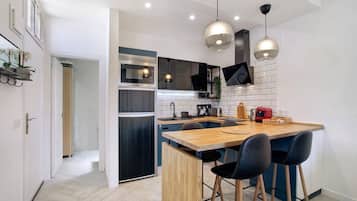 Kühlschrank, Mikrowelle, Herdplatte, Wasserkocher mit Kaffee-/Teezubehör