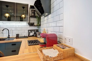 Frigorífic, microones, placa de cuina i cafetera i tetera