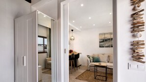 Un intérieur moderne comprenant un coin repas, un canapé et un élément décoratif fixé au mur.